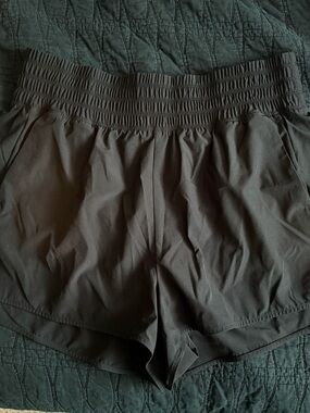 Old Navy Women's Black Elastic-Waist Active Shorts with Pockets
